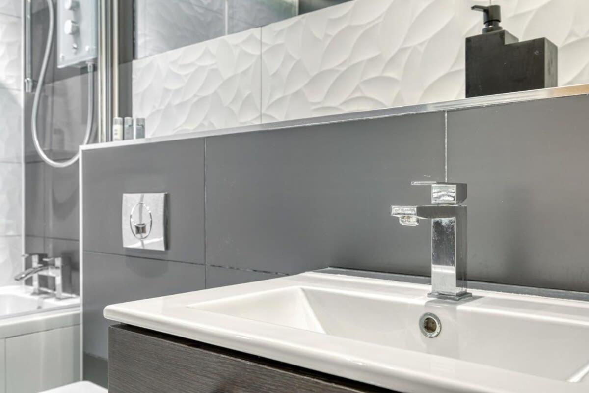 Modern 1 Bedroom Apartment In Central Woking Ngoại thất bức ảnh