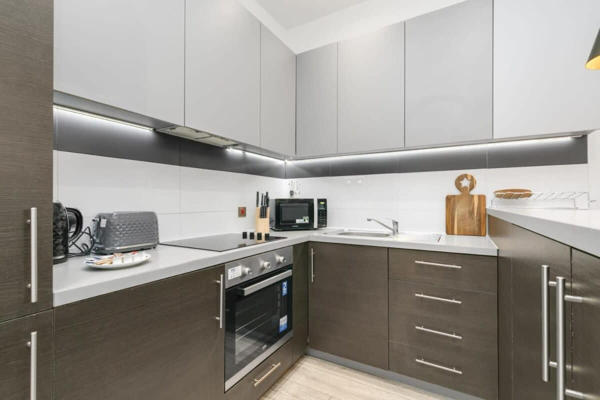 Modern 1 Bedroom Apartment In Central Woking Ngoại thất bức ảnh